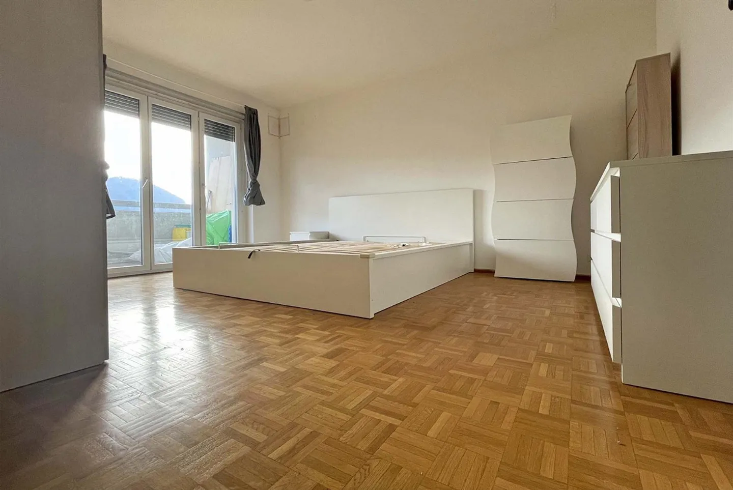 Spacious 4.5-room apartment with large balcony and unobstructed view of Balerna - Photo 5 of 9