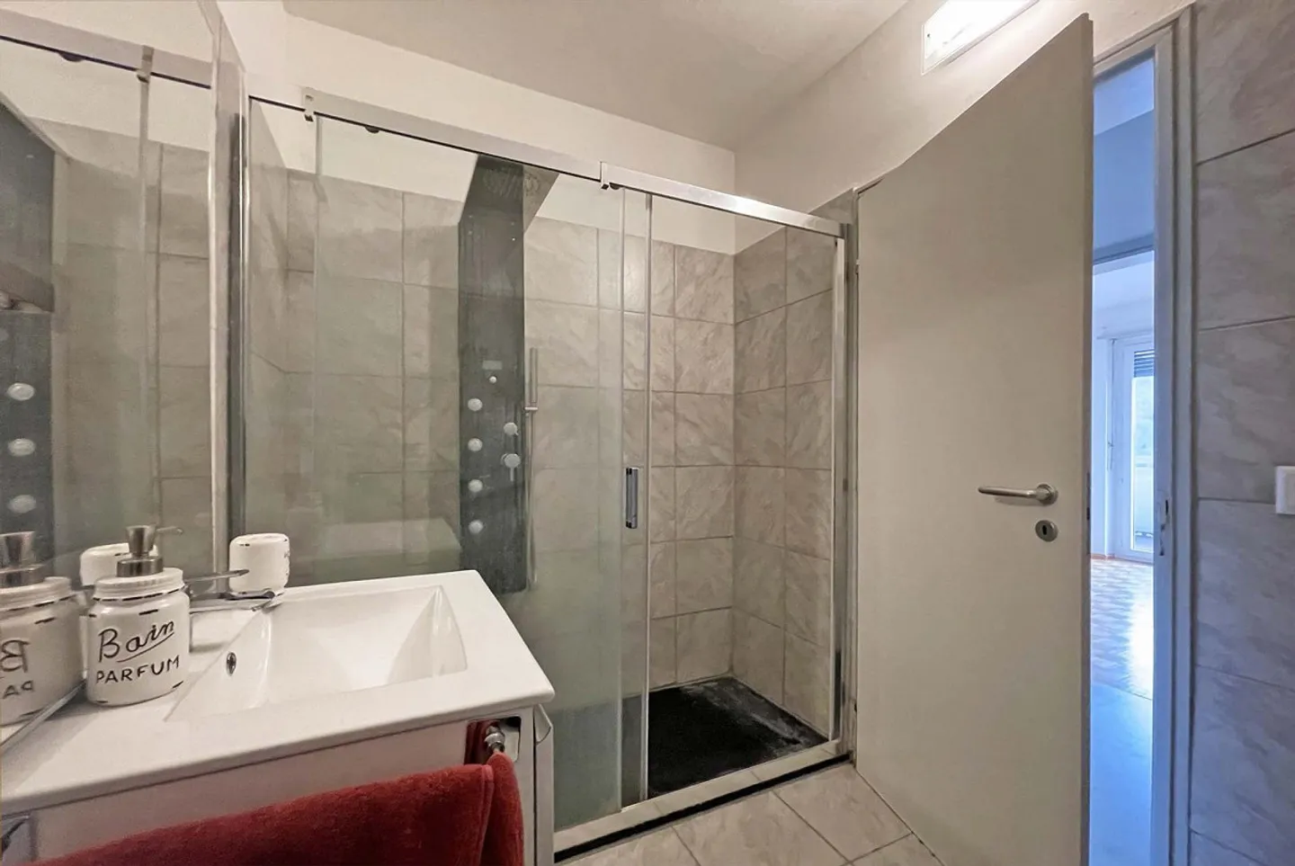 Spacious 4.5-room apartment with large balcony and unobstructed view of Balerna - Photo 6 of 9