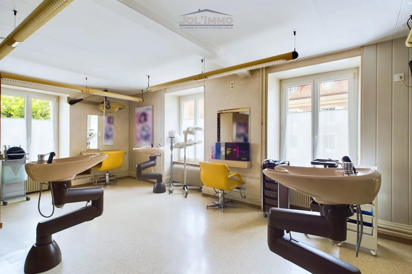 Wunderschönes und großes Gebäude mit einem Geschäftslokal - Foto 7 von 9