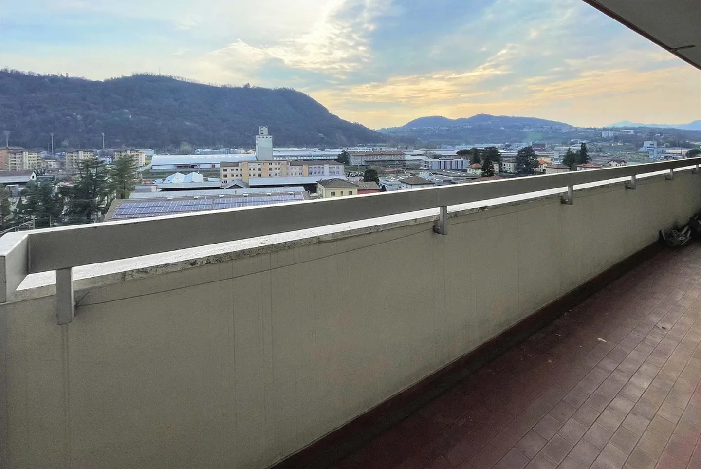 Spacious 4.5-room apartment with large balcony and unobstructed view of Balerna - Photo 3 of 9