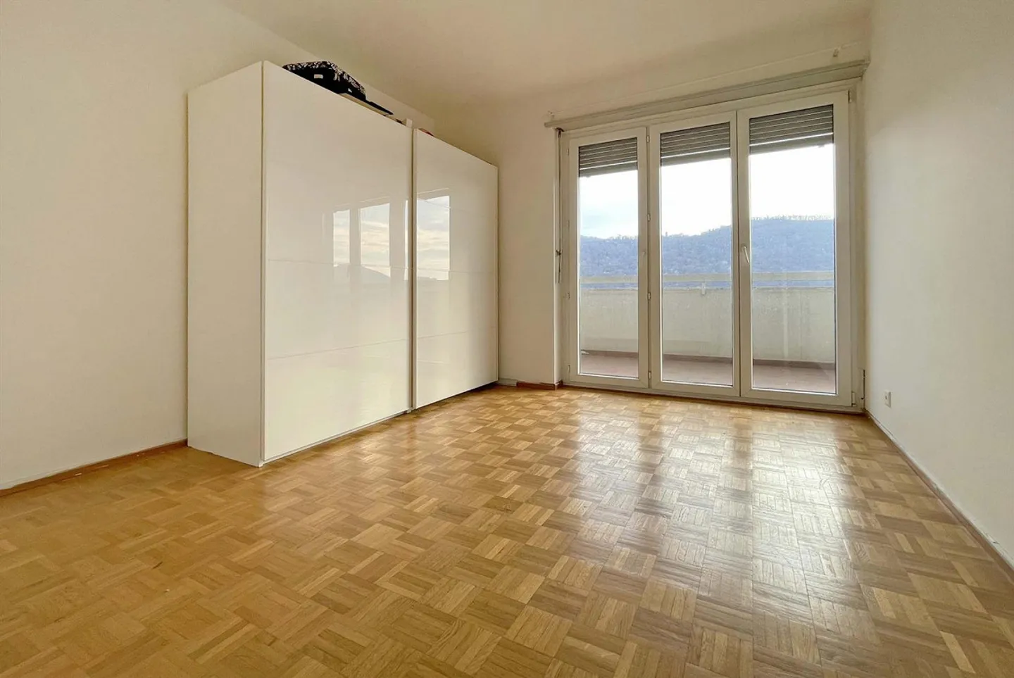 Spacious 4.5-room apartment with large balcony and unobstructed view of Balerna - Photo 8 of 9