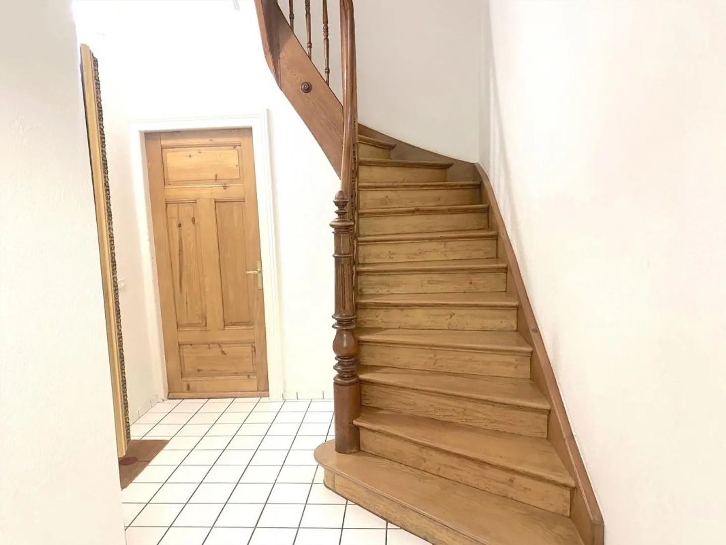 3-room old building apartment in the Bachletten district in a charming Art Nouveau multi-family house - Photo 2 of 14