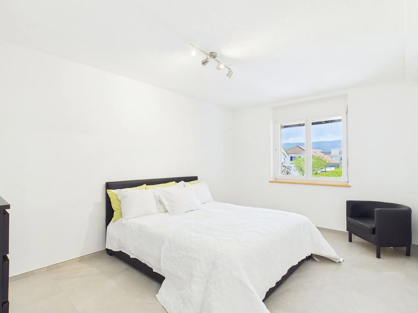 Spacious and Quiet Apartment with Balcony in Alle - Photo 7 of 19