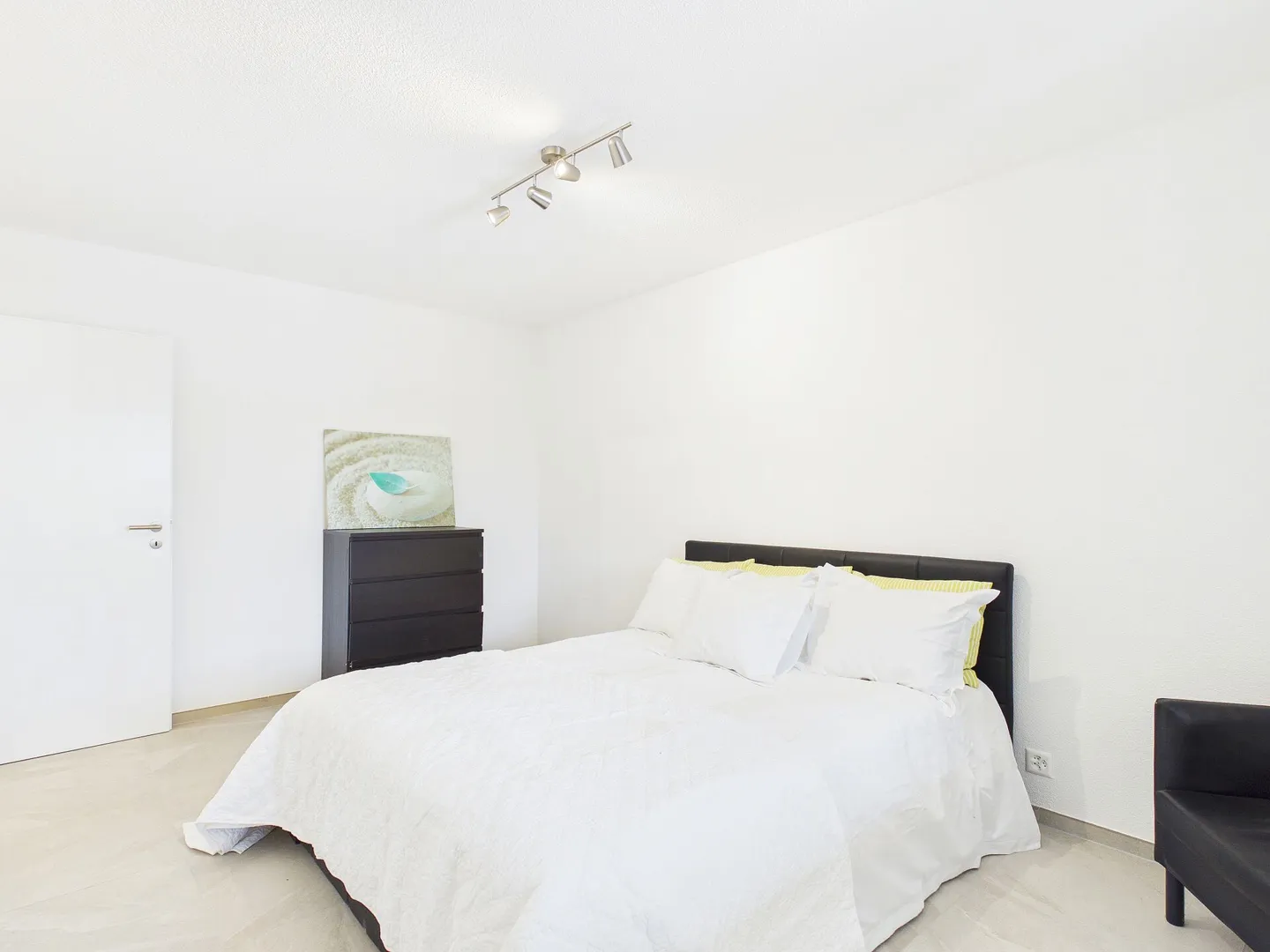 Spacious and Quiet Apartment with Balcony in Alle - Photo 8 of 19