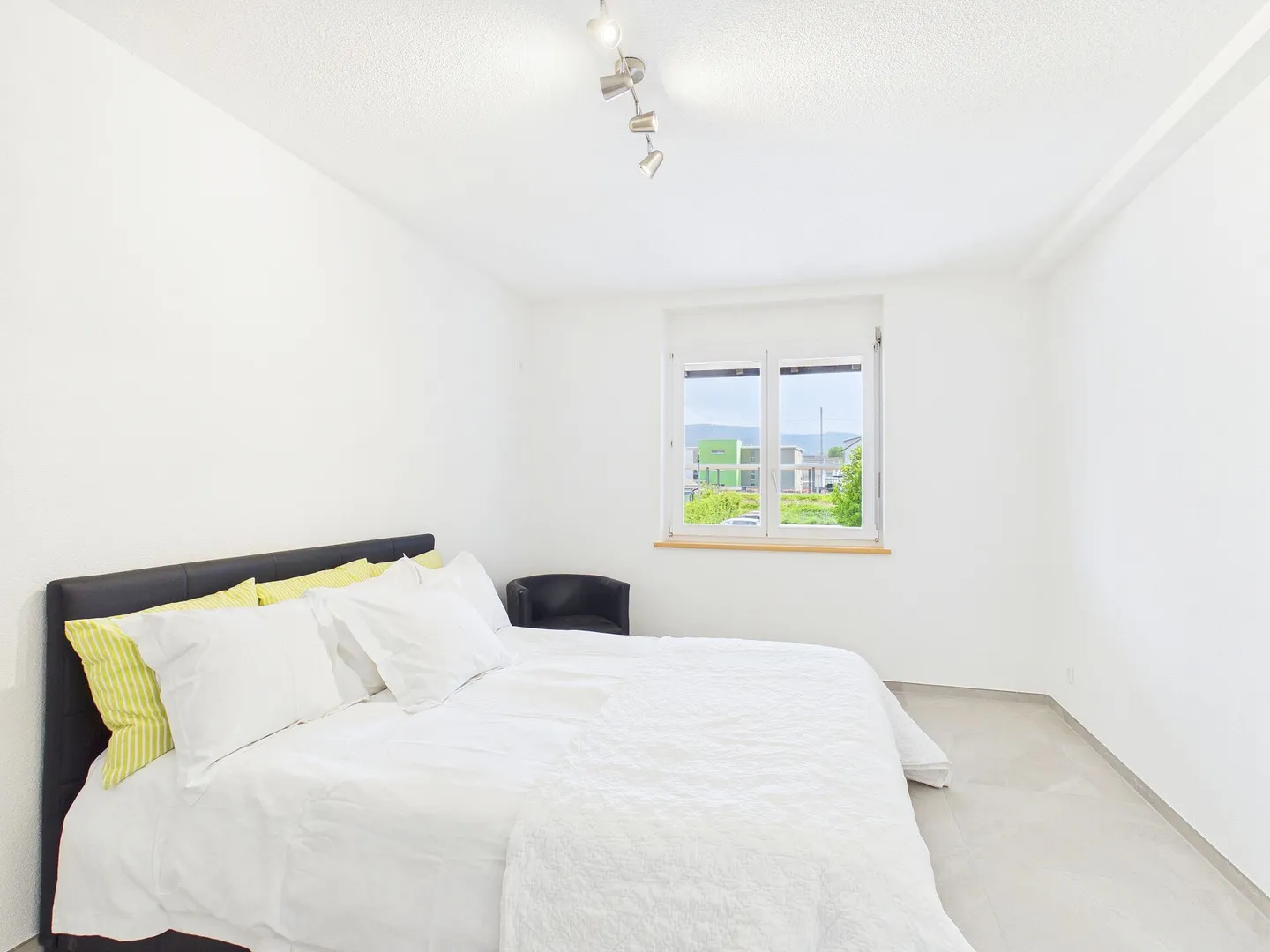 Spacious and Quiet Apartment with Balcony in Alle - Photo 5 of 19
