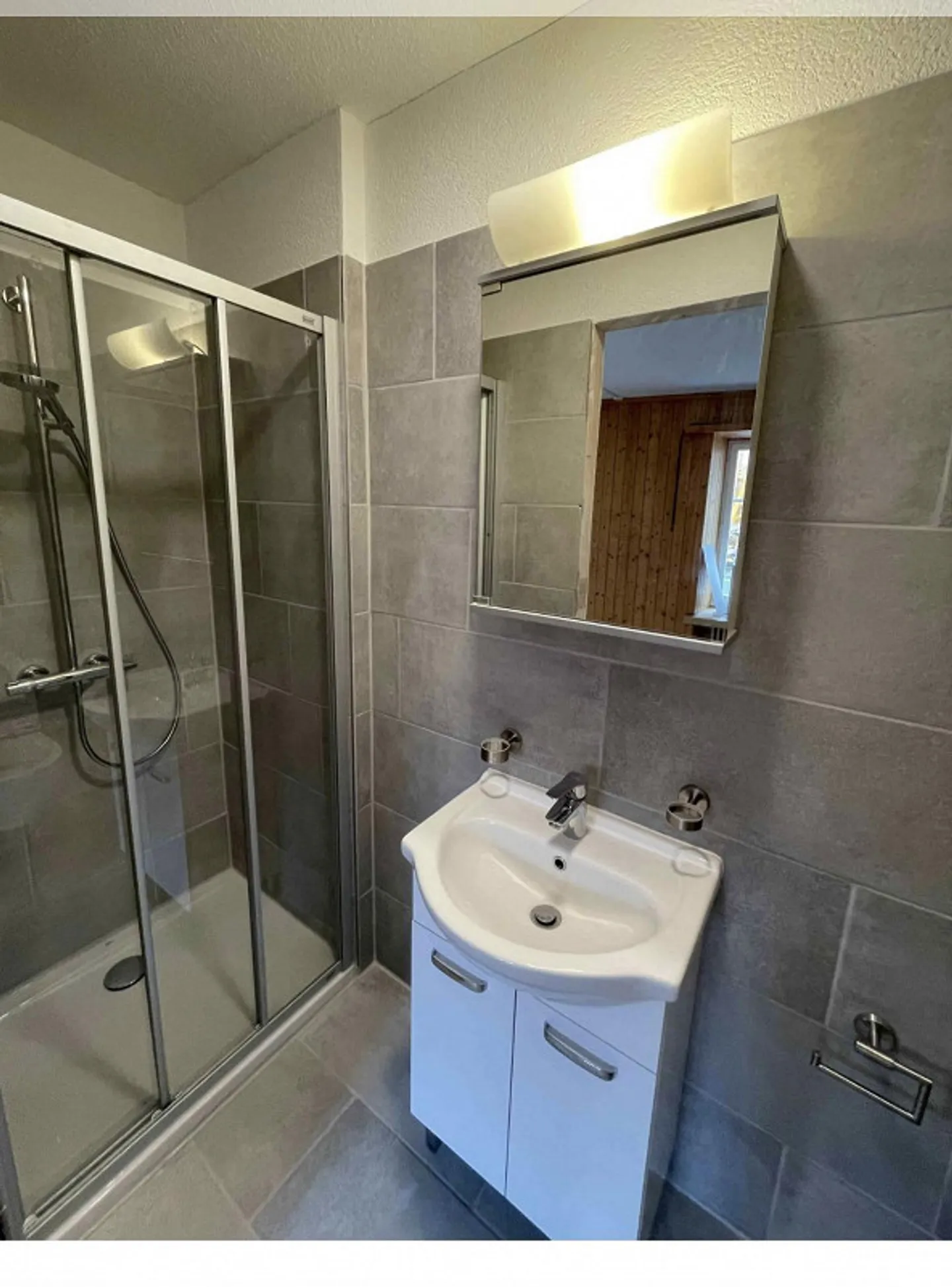 Studio - Photo 3 of 4