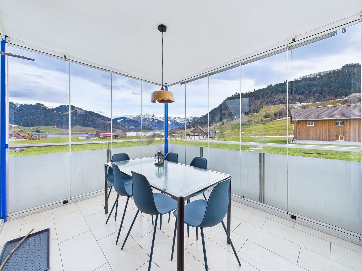 Oasis au-dessus de la mer de brouillard : Appartement ensoleillé de 5,5 pièces avec vue panoramique sur le Sihlsee. - Photo 8 sur 14