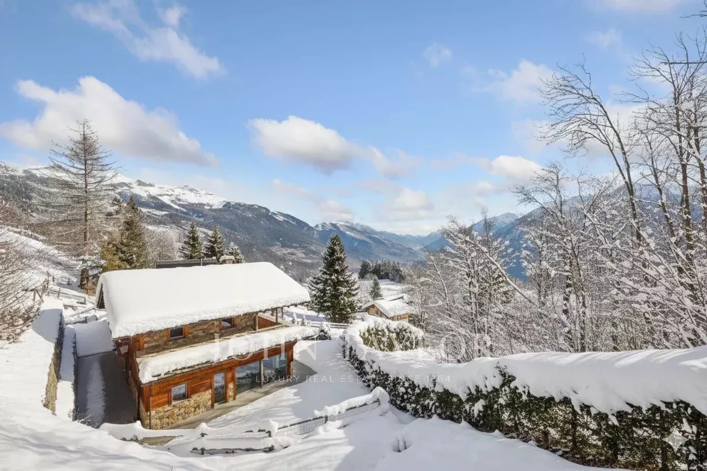 Magnificent contemporary chalet with a view of the Alps, poolable land, elevator. - Photo 1 of 11