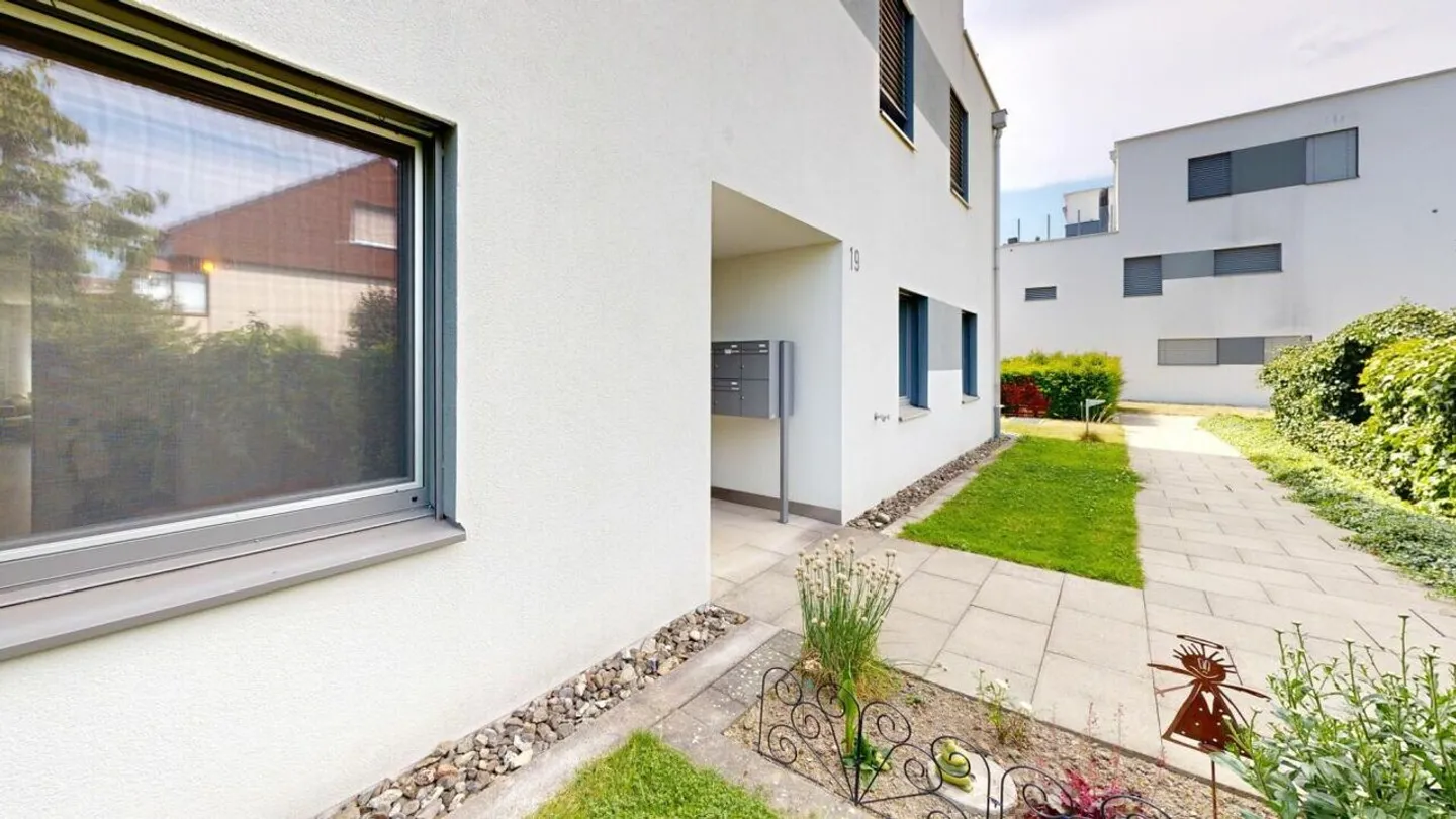 3.5-Room Garden Apartment with Exclusive 245 m² Garden and Covered Terrace - Photo 15 of 23