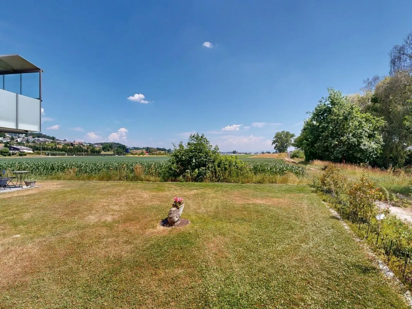 3.5-Room Garden Apartment with Exclusive 245 m² Garden and Covered Terrace - Photo 18 of 23