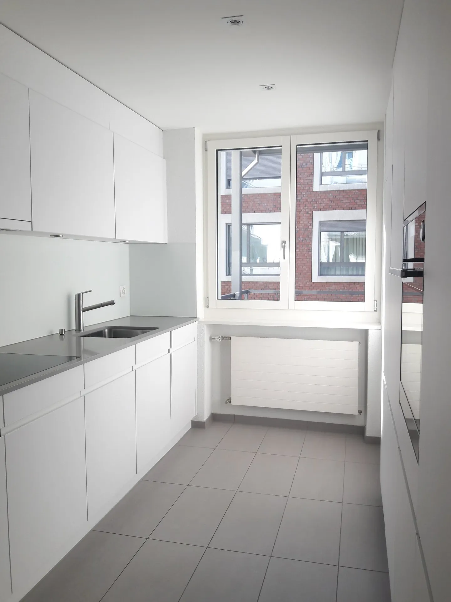 Appartamento moderno in città con grande balcone e lavatrice privata - Foto 2 di 7