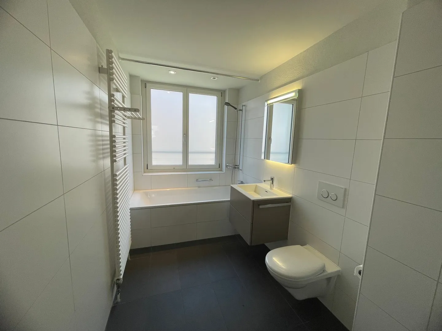 Appartamento moderno in città con grande balcone e lavatrice privata - Foto 4 di 7