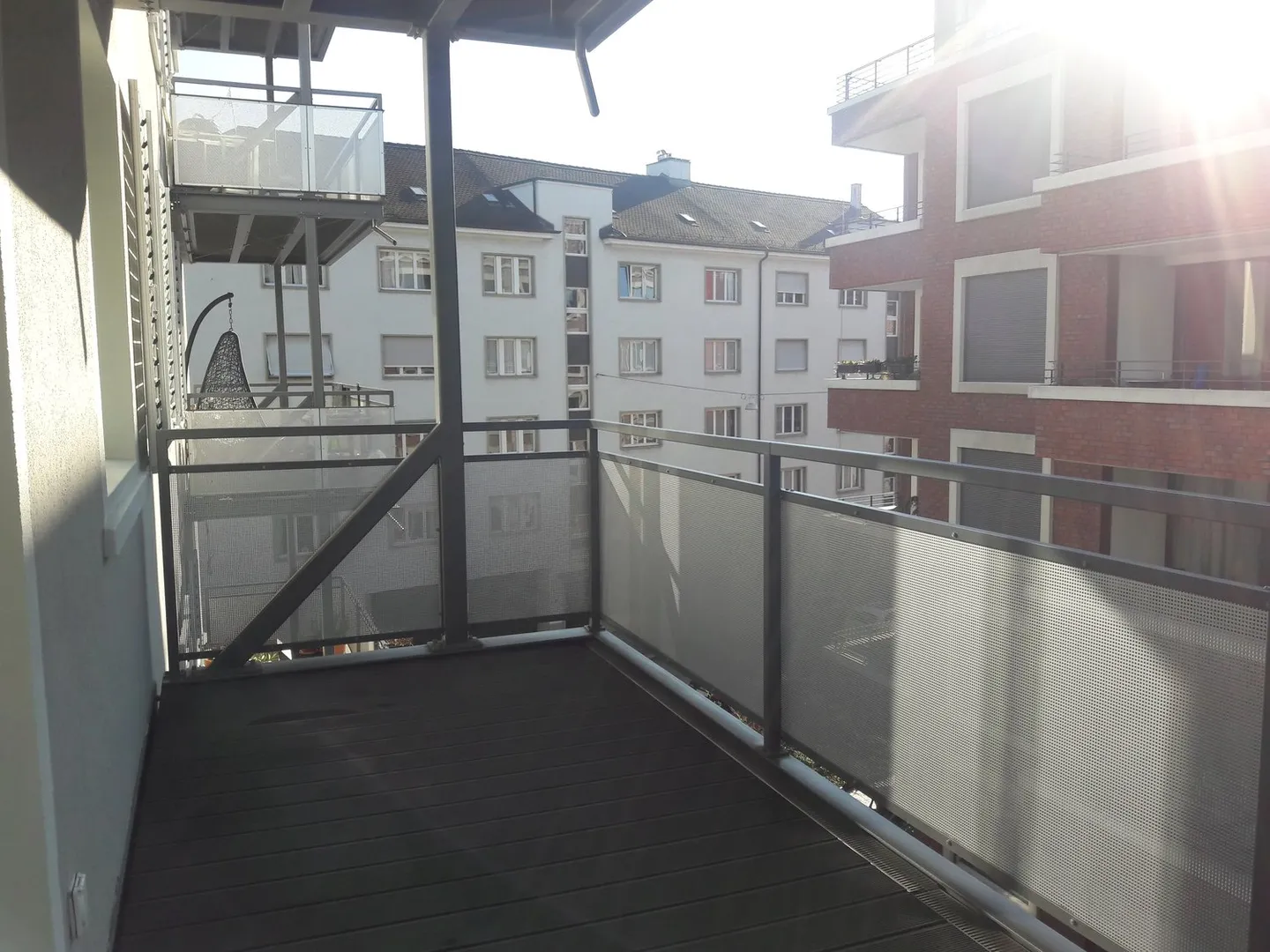 Appartamento moderno in città con grande balcone e lavatrice privata - Foto 6 di 7