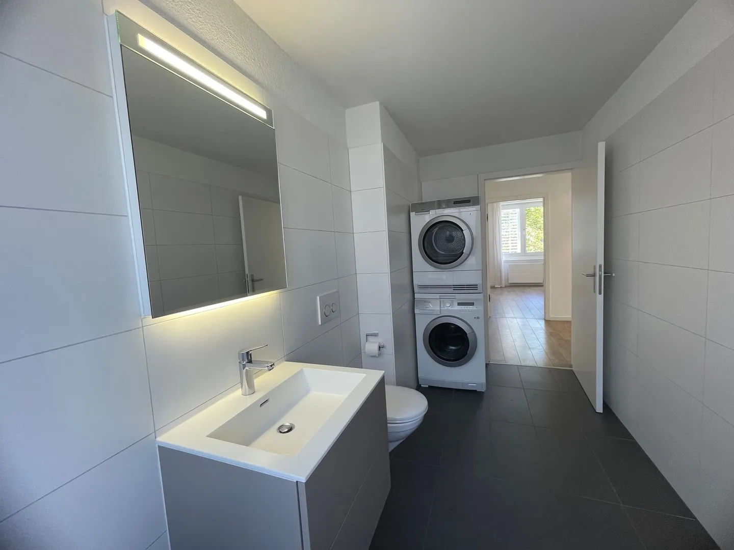 Appartamento moderno in città con grande balcone e lavatrice privata - Foto 5 di 7