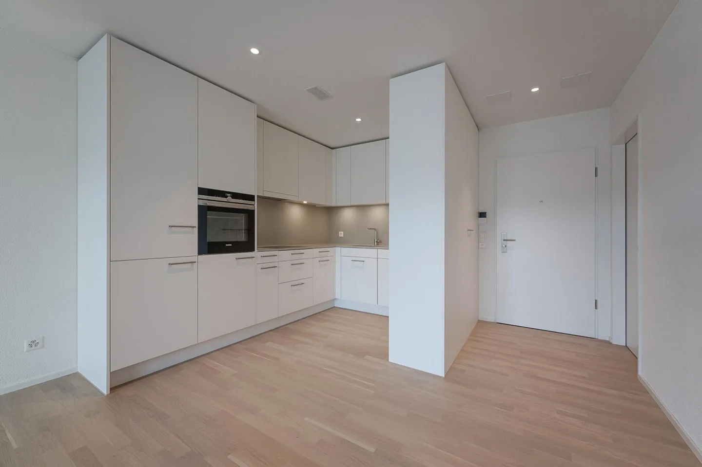 Moderne 2.5-Zimmer-Wohnung im Römerpark - Foto 2 von 3