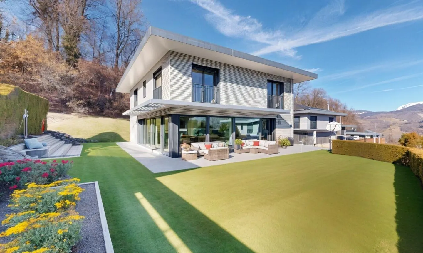 Geräumiges Familienhaus mit Terrassen, Garten und großzügigen Volumen - Foto 3 von 11