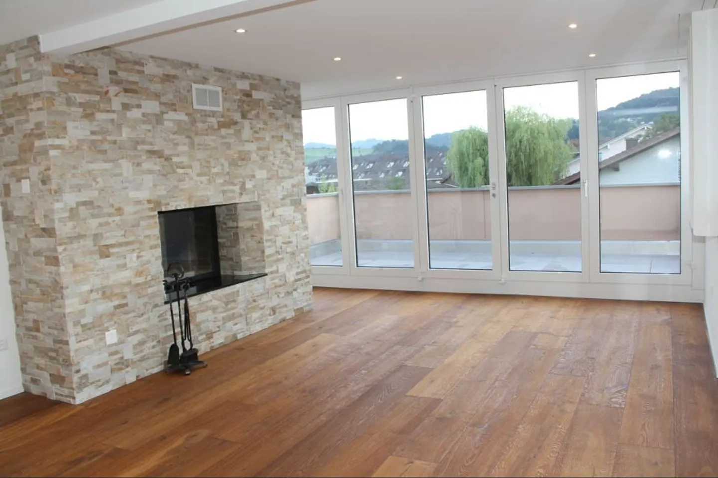 Dreamlike, completely renovated 5.5 room penthouse apartment with fireplace - Photo 4 of 17