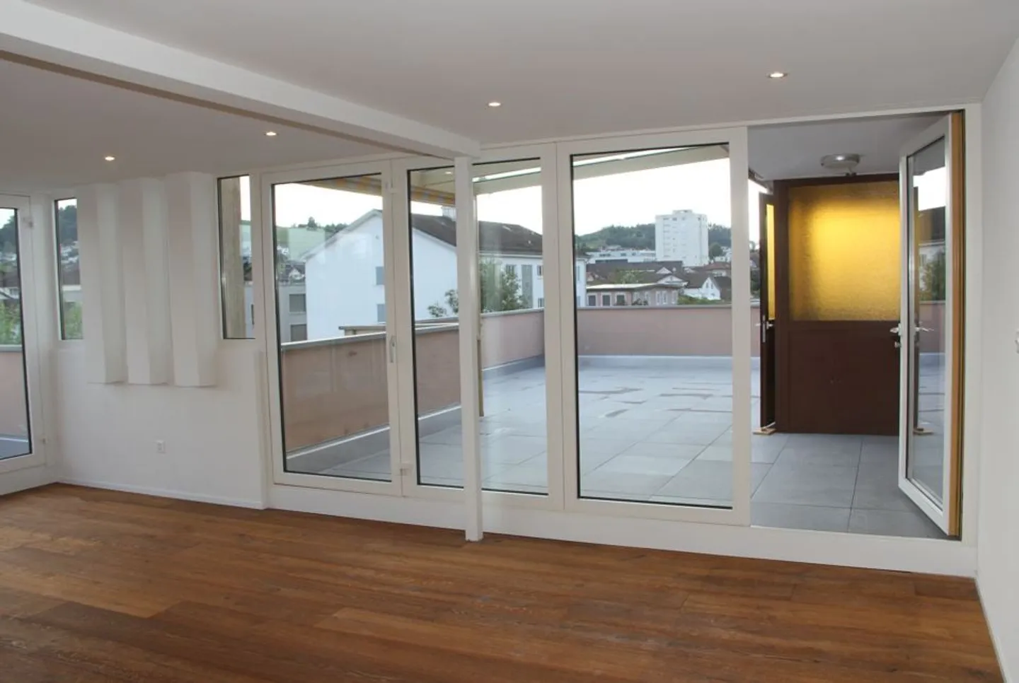 Dreamlike, completely renovated 5.5 room penthouse apartment with fireplace - Photo 6 of 17