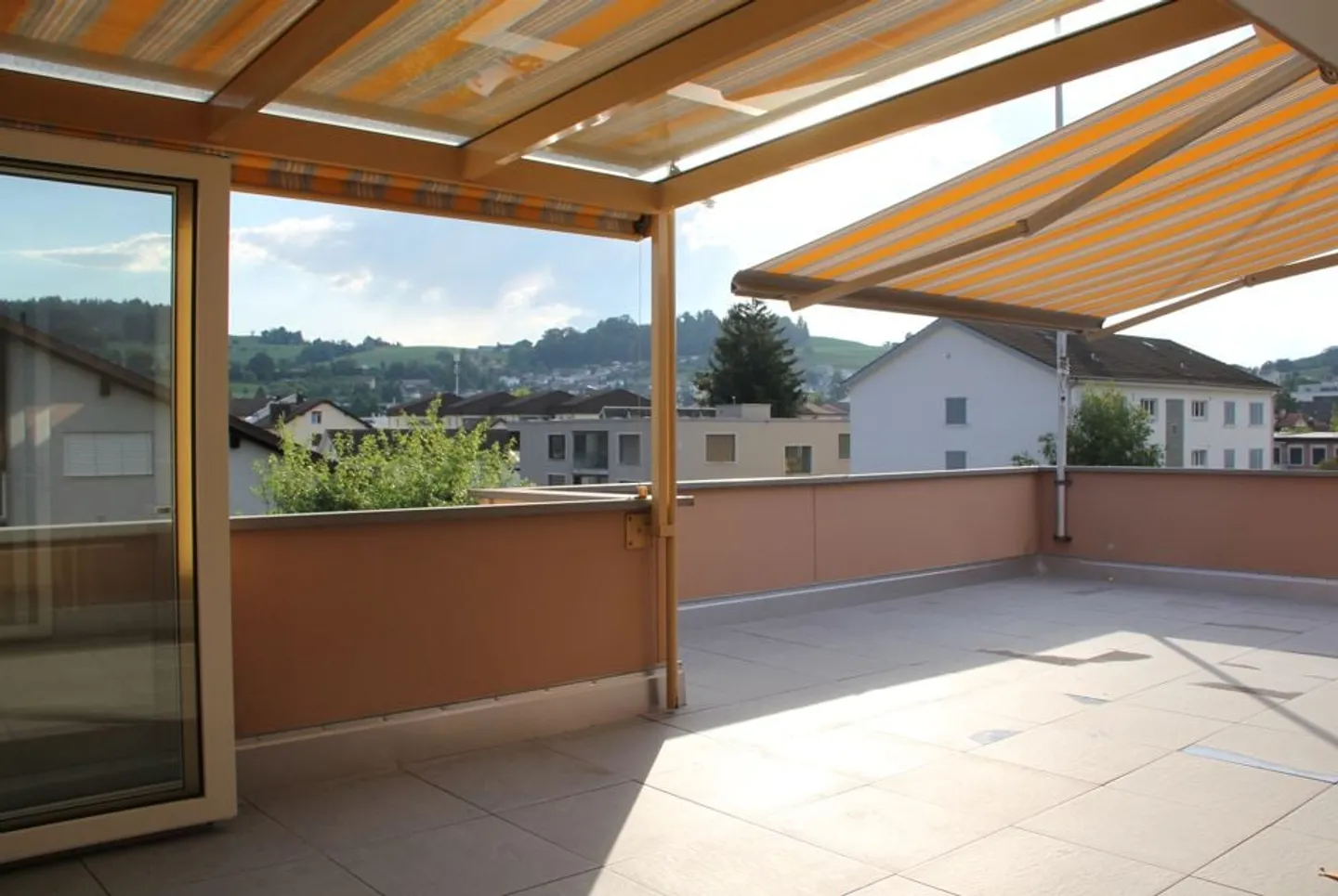 Dreamlike, completely renovated 5.5 room penthouse apartment with fireplace - Photo 10 of 17