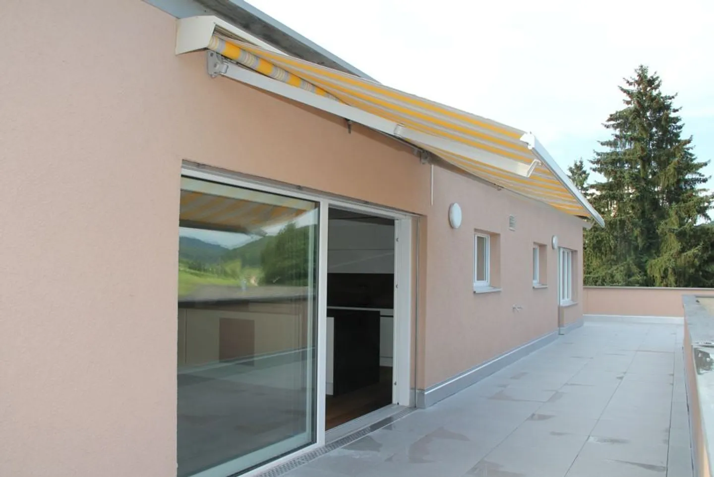 Dreamlike, completely renovated 5.5 room penthouse apartment with fireplace - Photo 11 of 17