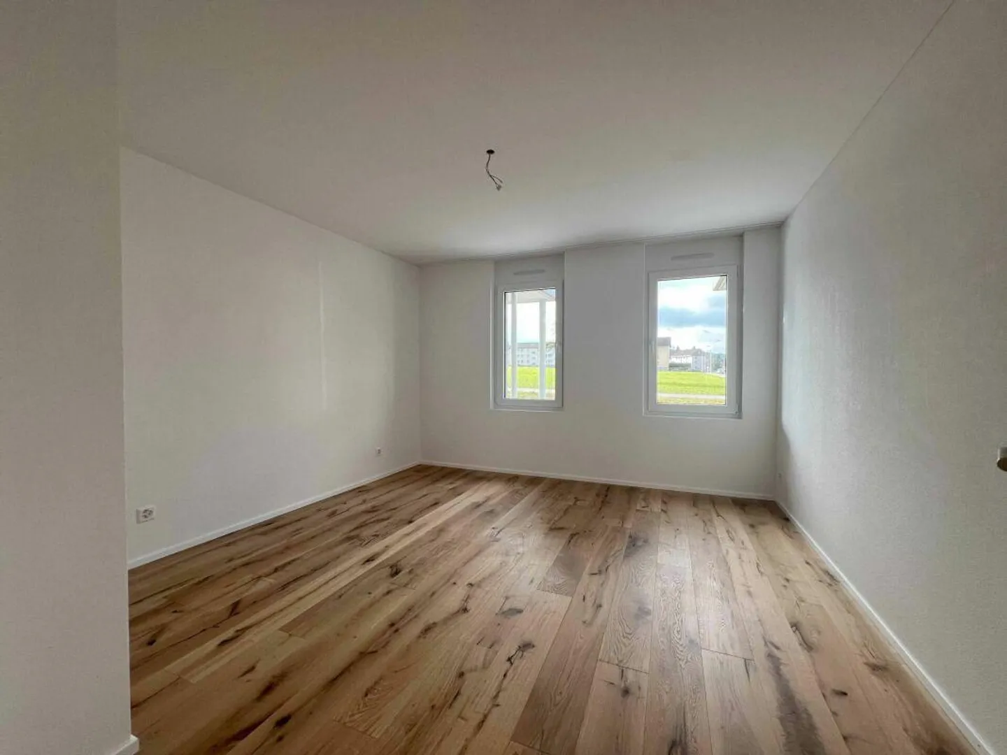 Bright 2.5 room apartment with patio - Photo 3 of 5