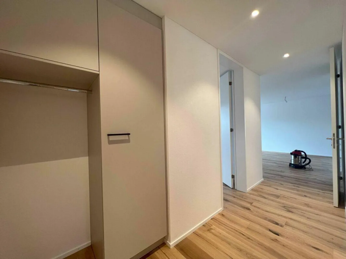 Bright 2.5 room apartment with patio - Photo 4 of 5