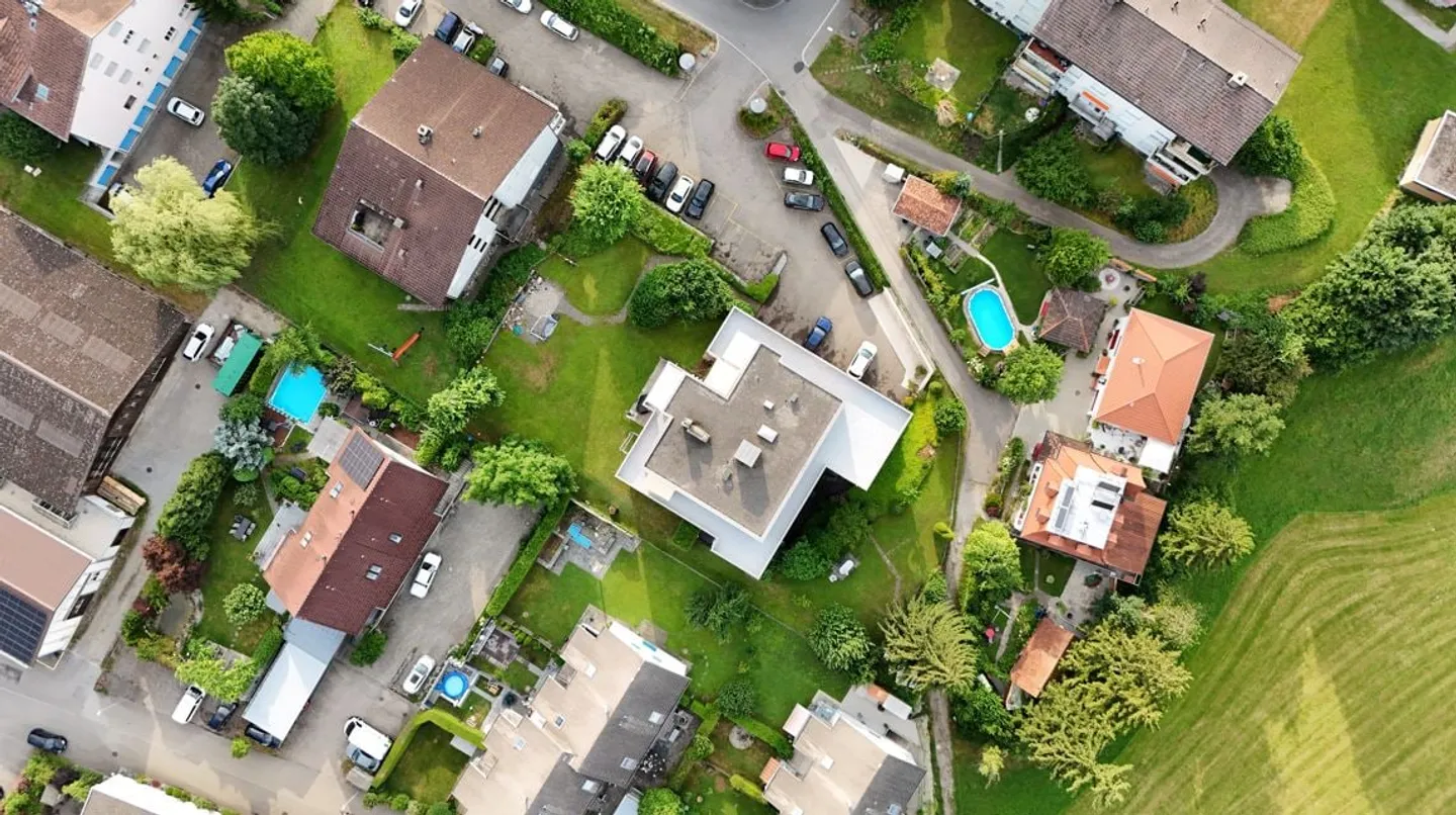 Dreamlike, completely renovated 5.5 room penthouse apartment with fireplace - Photo 15 of 17