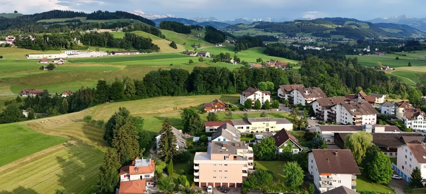 Dreamlike, completely renovated 5.5 room penthouse apartment with fireplace - Photo 16 of 17