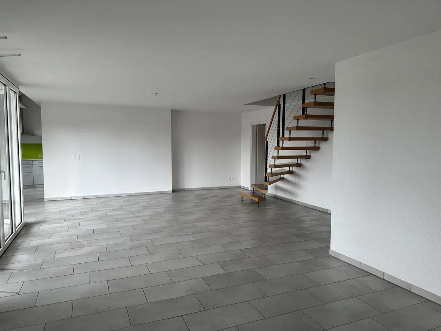Grosse und helle Maisonette-Wohnung mit Weitsicht in Winterthur (Seuzach) - Foto 4 von 10