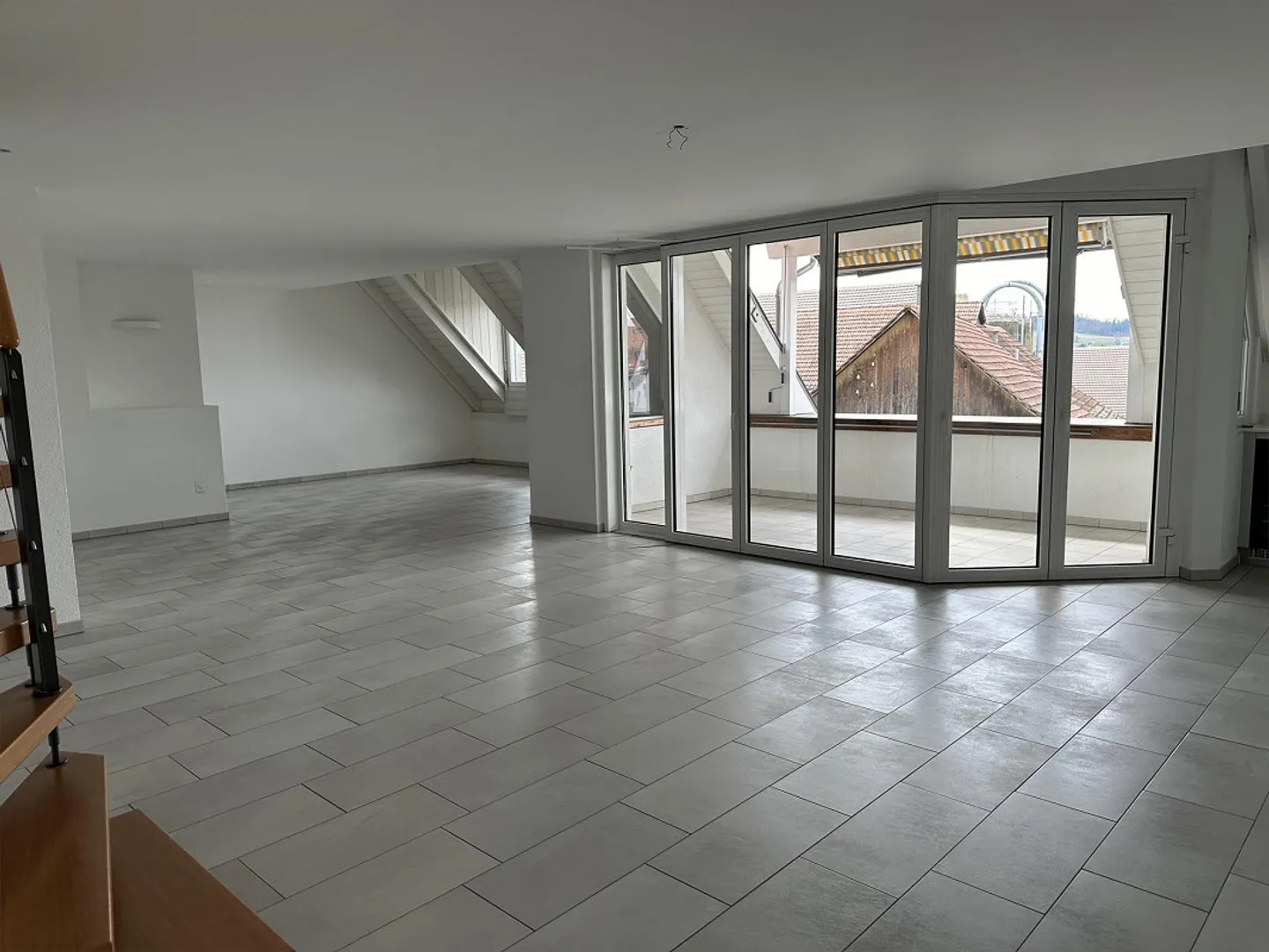 Grosse und helle Maisonette-Wohnung mit Weitsicht in Winterthur (Seuzach) - Foto 3 von 10