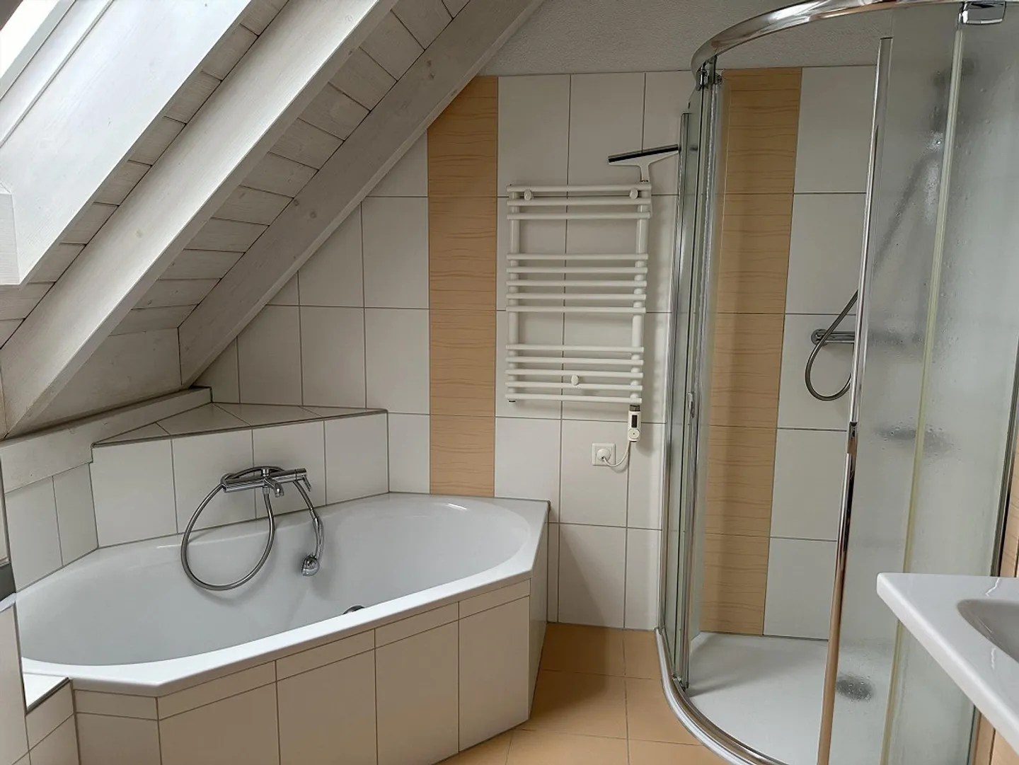 Grosse und helle Maisonette-Wohnung mit Weitsicht in Winterthur (Seuzach) - Foto 10 von 10