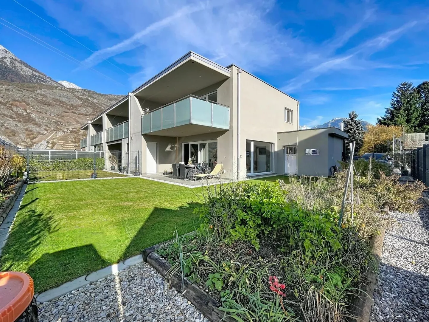 Moderne Haus und gemütlicher Garten - Foto 1 von 12