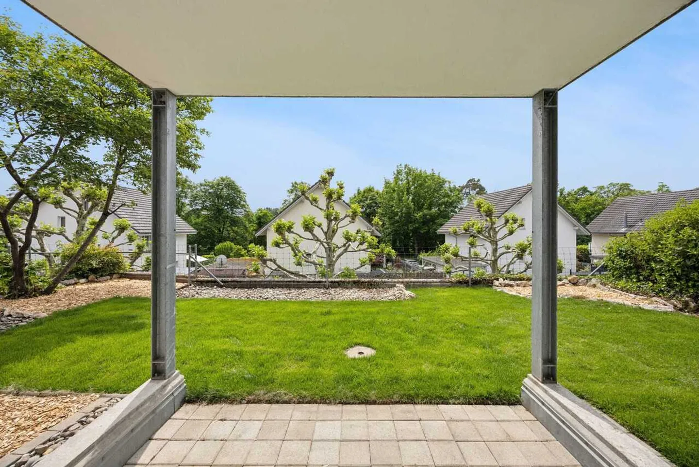 Grosszügige Gartenwohnung mit viel Licht – Wohnen im Einklang mit der Natur - Foto 1 von 13