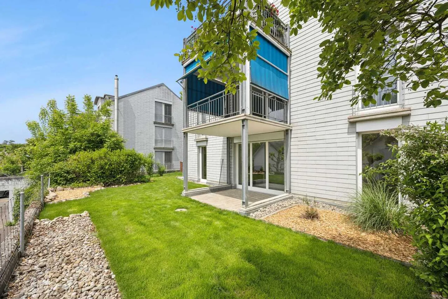 Grosszügige Gartenwohnung mit viel Licht – Wohnen im Einklang mit der Natur - Foto 3 von 13