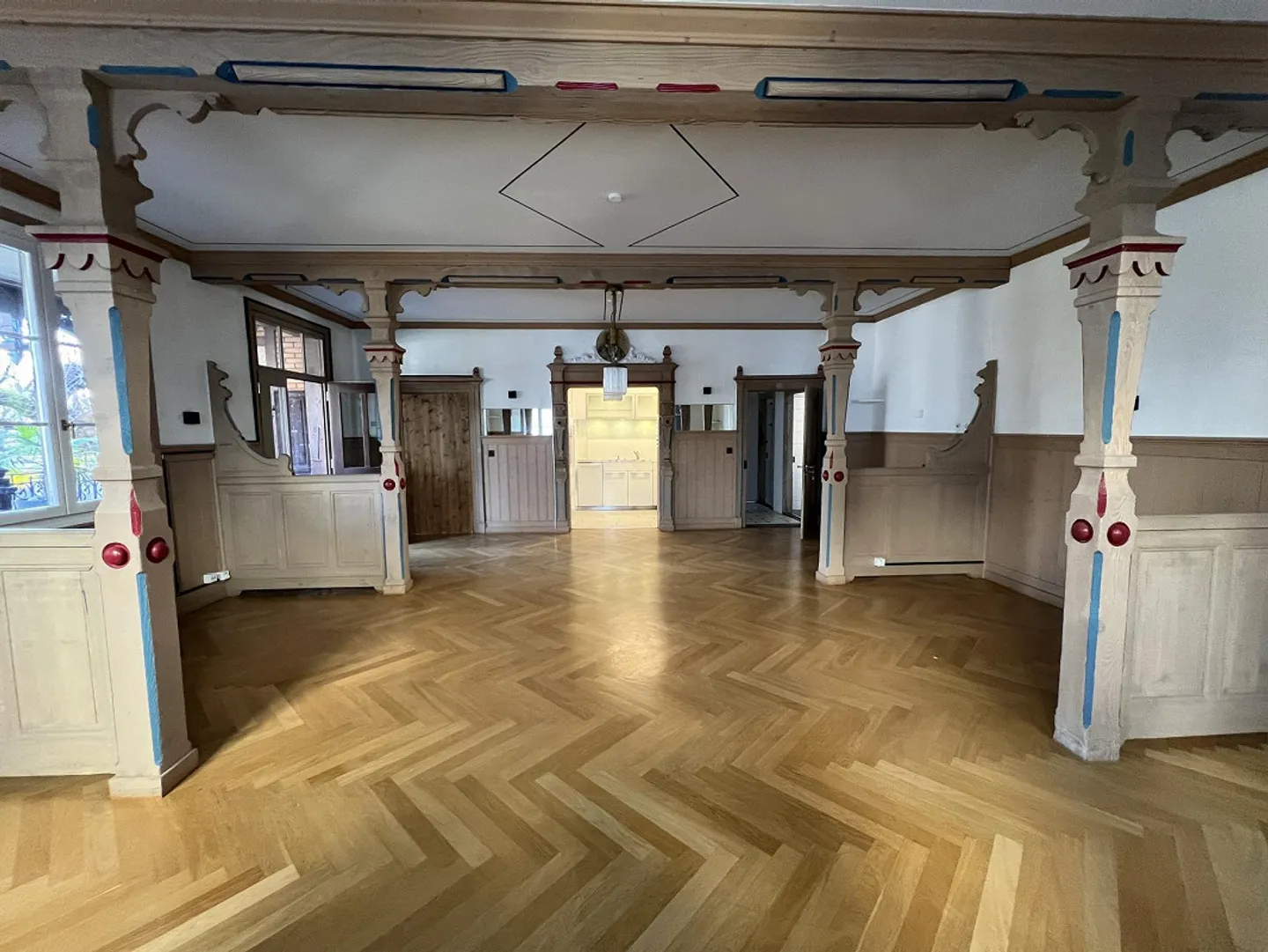 Loft historique classé avec aménagement ouvert et terrasse - Photo 2 sur 9