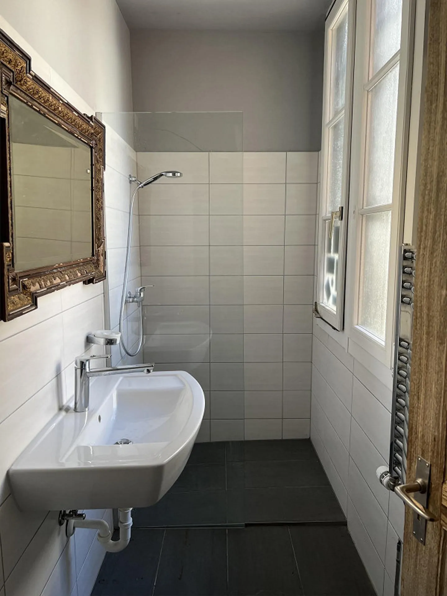 Loft historique classé avec aménagement ouvert et terrasse - Photo 6 sur 9
