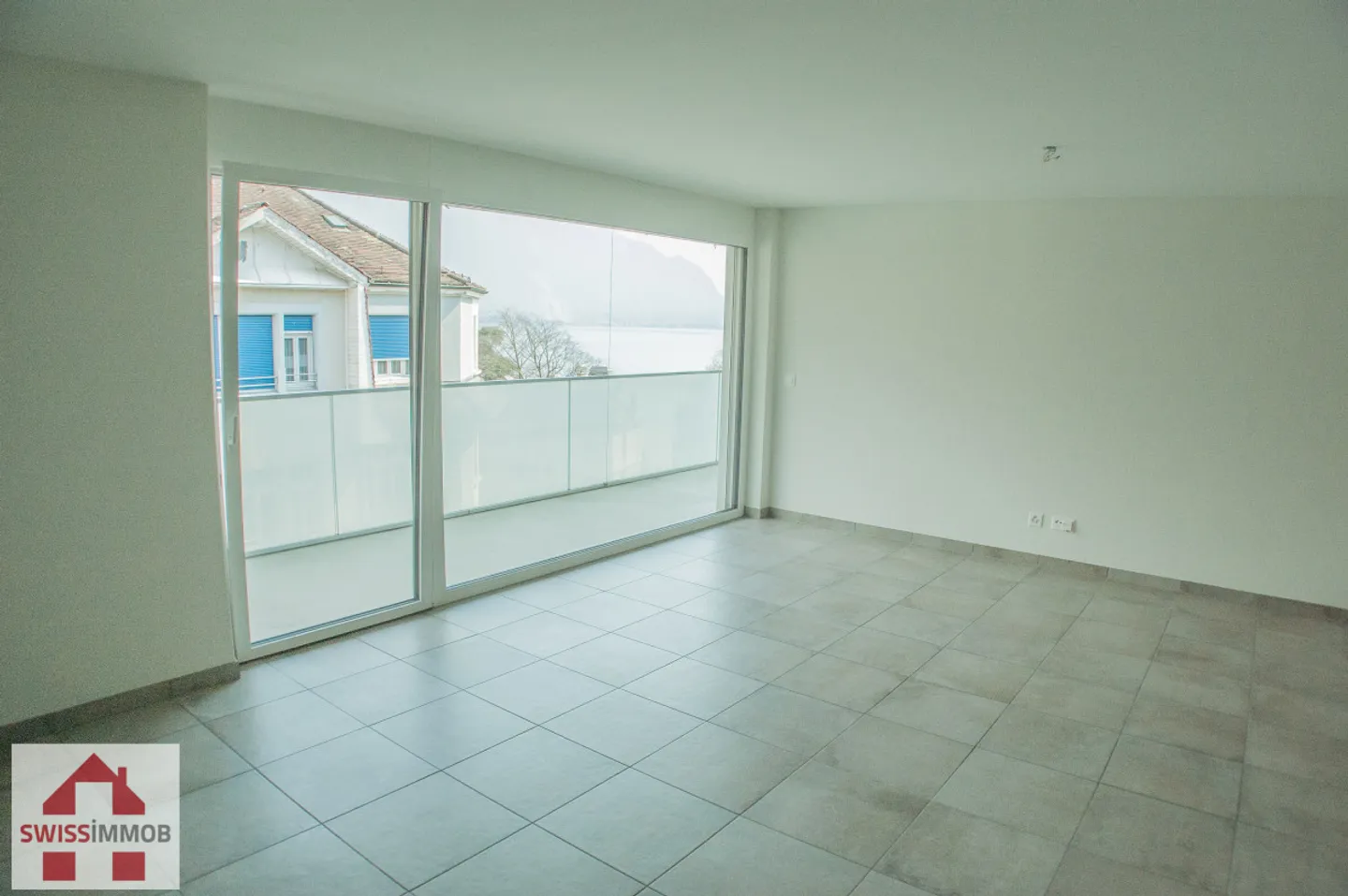Modern Apartment with Lake View - Photo 6 of 8