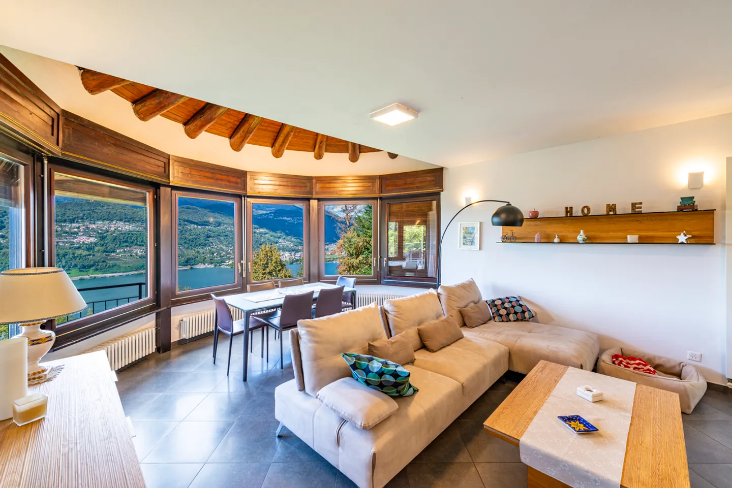 Villa in posizione dominante con vista lago - Foto 1 di 10