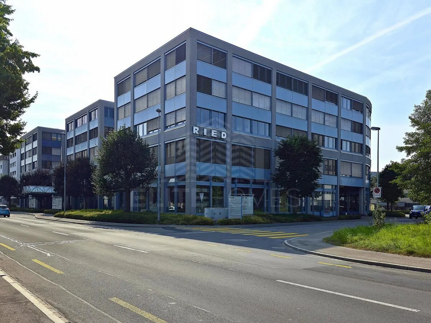 EXCLUSIVE OFFICE SPACE IN ROTKREUZ  YOUR KEY TO SUCCESS - Photo 1 of 7