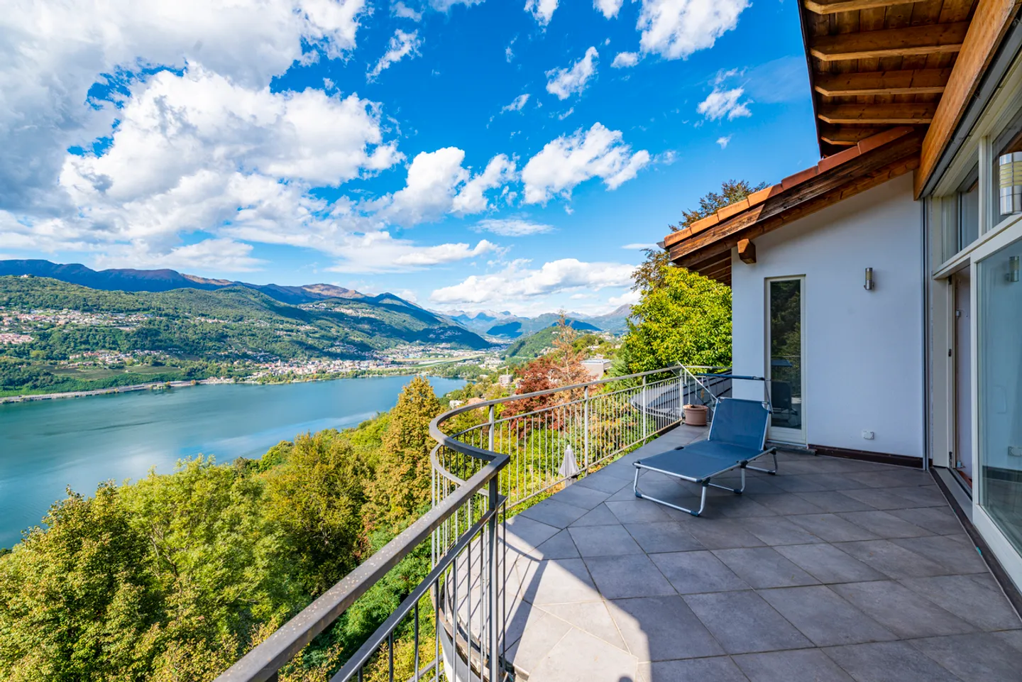 Villa in posizione dominante con vista lago - Foto 2 di 10
