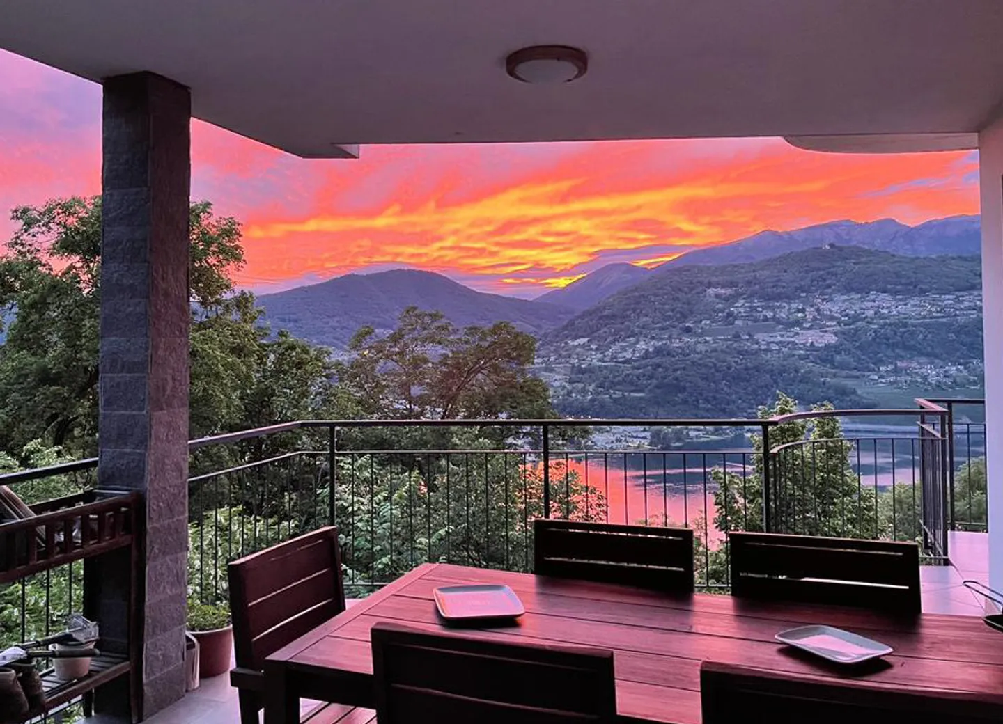 Villa in posizione dominante con vista lago - Foto 3 di 10