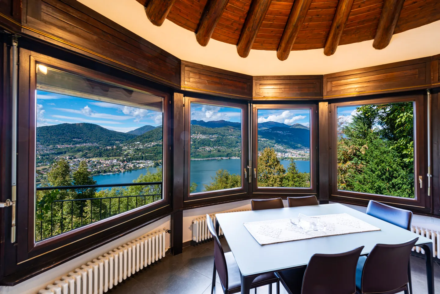 Villa in posizione dominante con vista lago - Foto 4 di 10