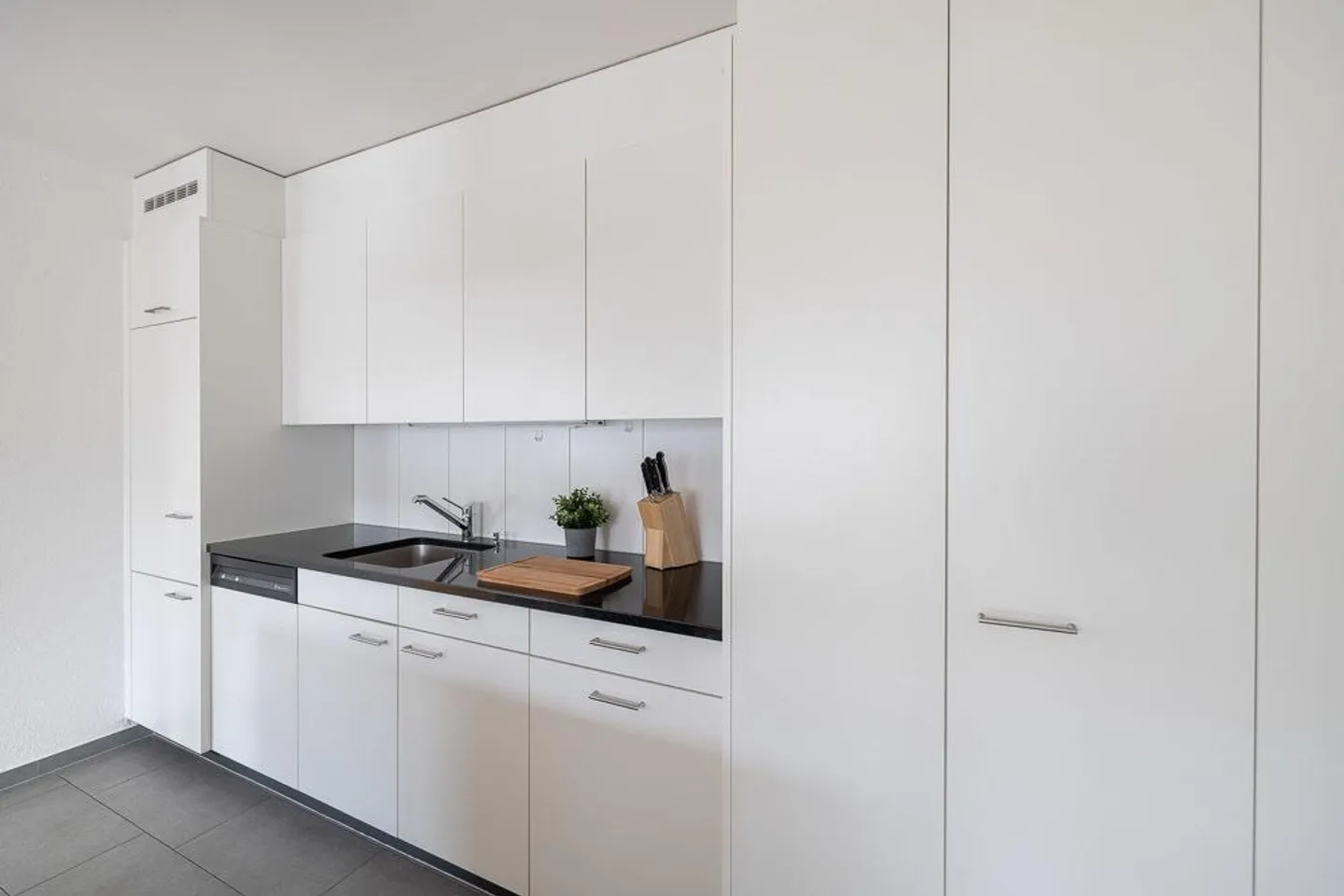 Centrally Located Single Apartment with Modern Standard - Photo 3 of 7