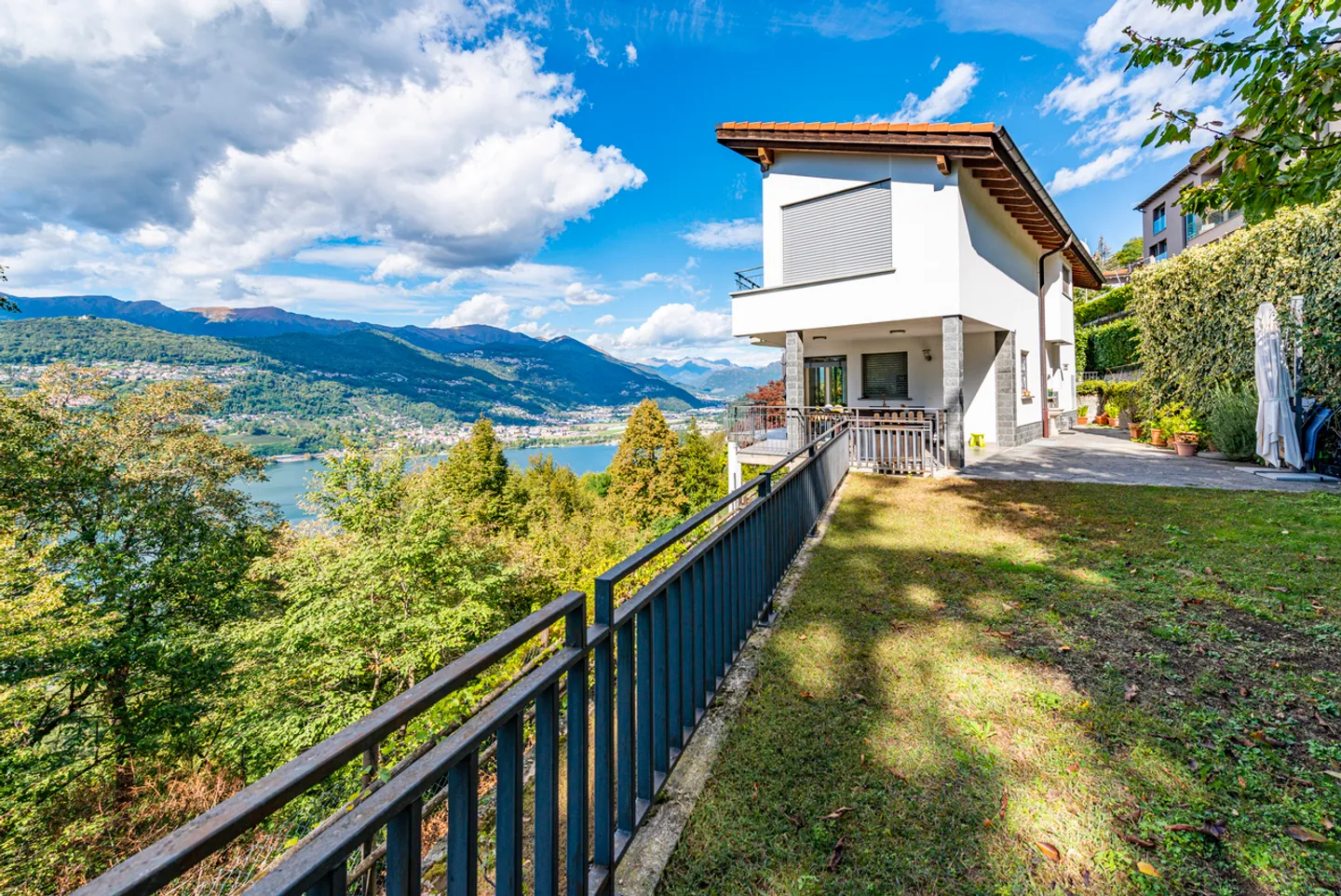 Villa in posizione dominante con vista lago - Foto 9 di 10