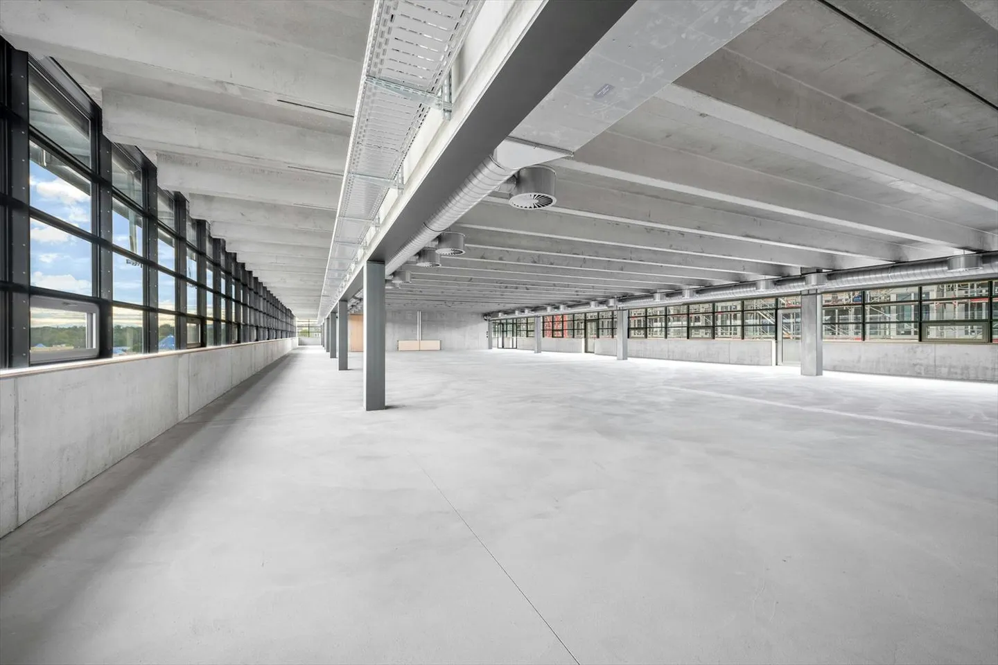 Spazi per uffici e commerciali moderni di 1.200 m2 o più - Foto 1 di 10