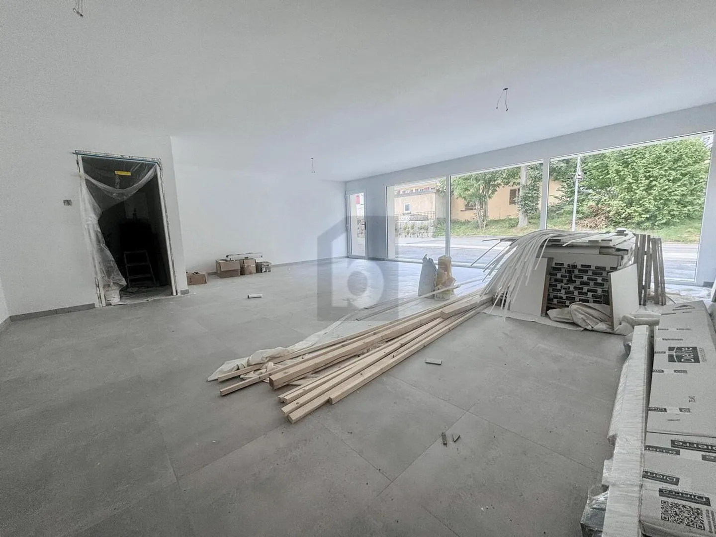 Gewerbefläche mit Hervorragender Sichtbarkeit - Foto 5 von 6