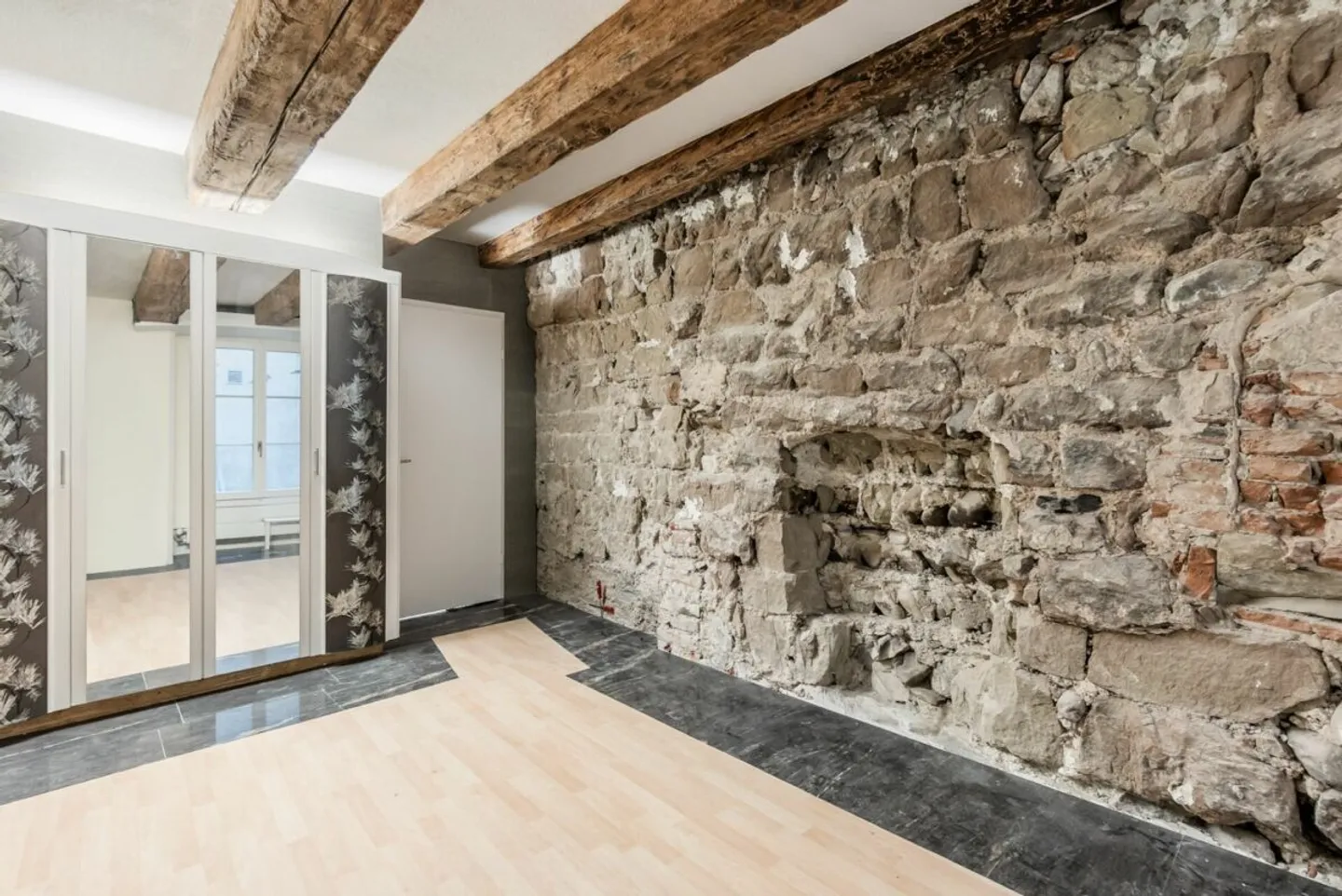 BIJOU RÉNOVÉ DANS LA VILLE ANCIENNE - Photo 5 sur 11