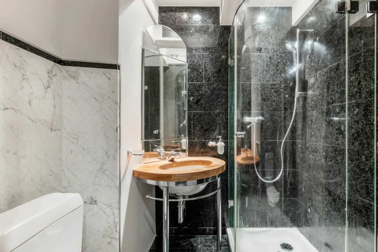 BIJOU RÉNOVÉ DANS LA VILLE ANCIENNE - Photo 9 sur 11