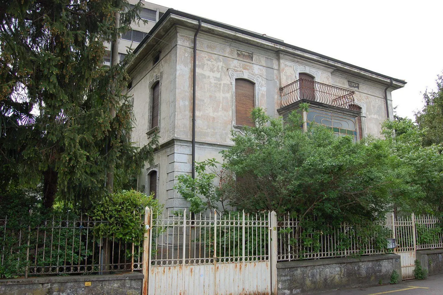 Villa Liberty avec parc privé à rénover au cœur de Chiasso - Photo 1 sur 2