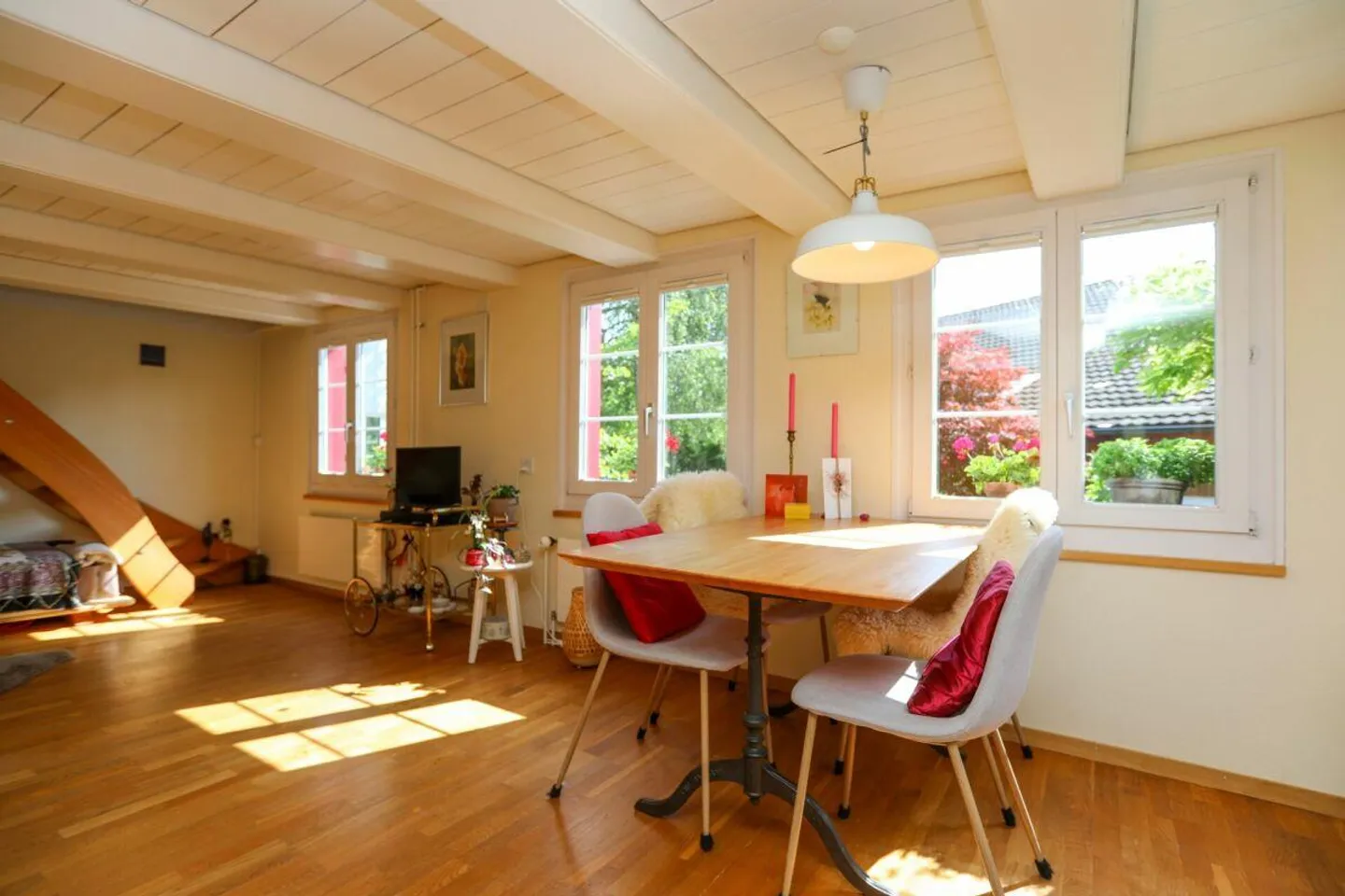 Casa bifamiliare con bellissimo giardino fiorito - Un oggetto per amatori! - Foto 11 di 22